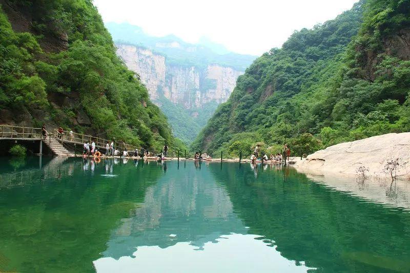 云南镇雄山体滑坡救援现场，消防员刚被提醒小心就遇石块滚落