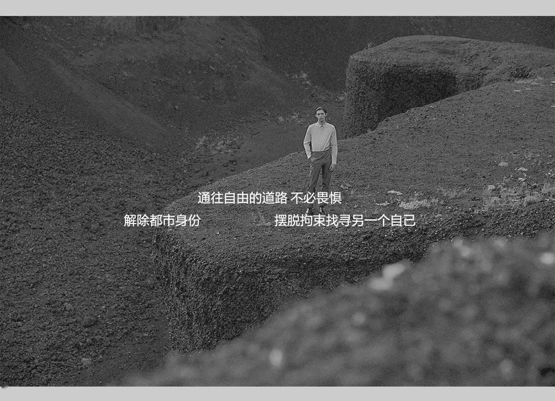 巴黎时装周偶遇周杰伦,本人憔悴眼袋很重,走路外八,穿搭太迷惑