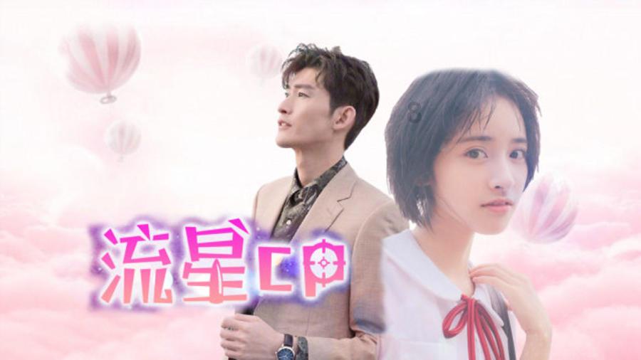 男孩得了奖状后一路展示 ，“奖状之大，小小书包装不下”
