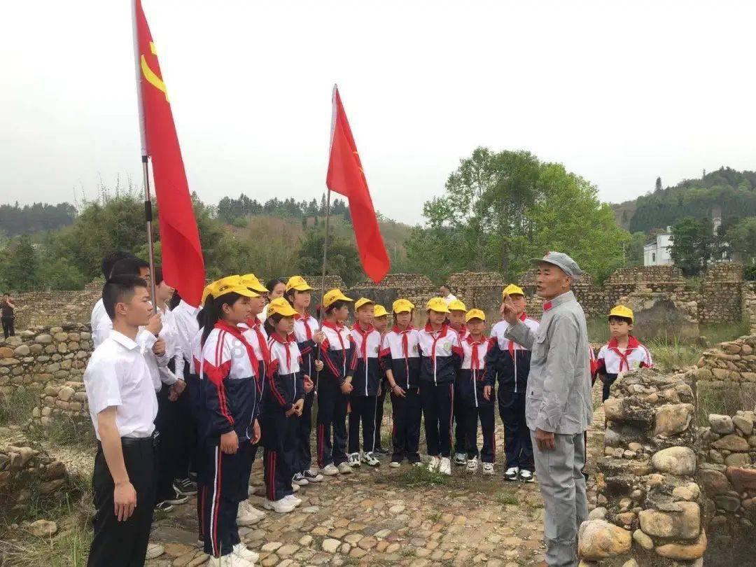 李菁菁高调秀恩爱，和小21岁老公亲密合照，你怎么看？游戏画面
