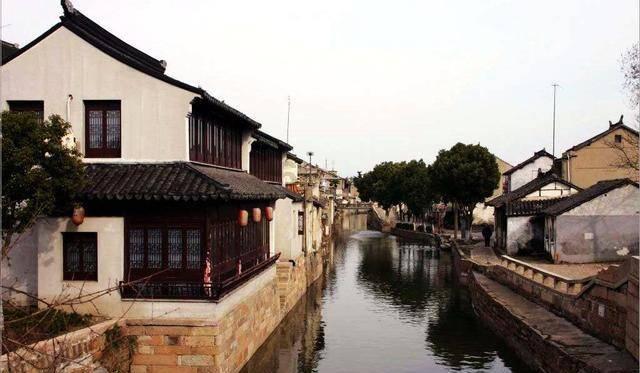 李菁菁高调秀恩爱，和小21岁老公亲密合照，你怎么看？游戏画面