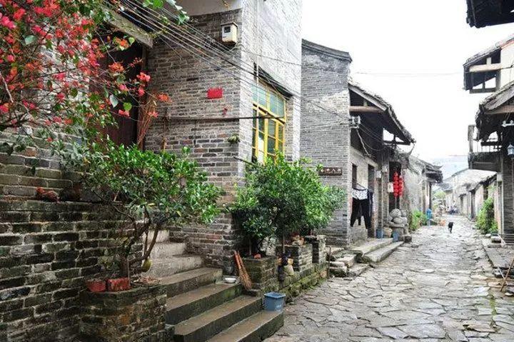 那些结婚到老了不生孩子的人 只剩下孤独 死了街坊四邻草草下葬 这一辈子有啥意义？游戏画面