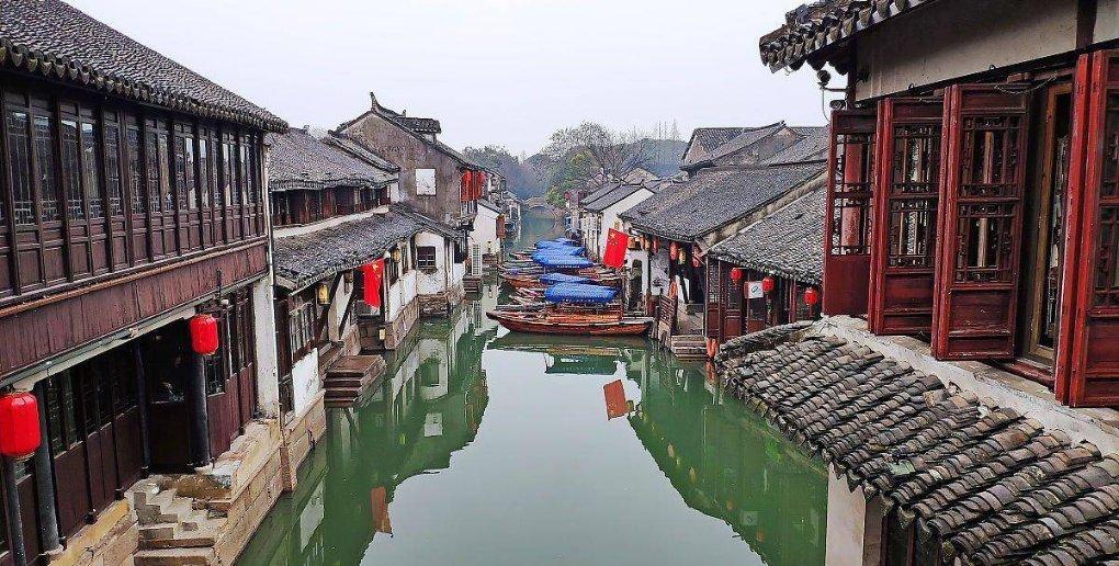 他以裁缝身份为掩护，拉姐弟入伍，姐姐壮烈牺牲，弟弟成为将军