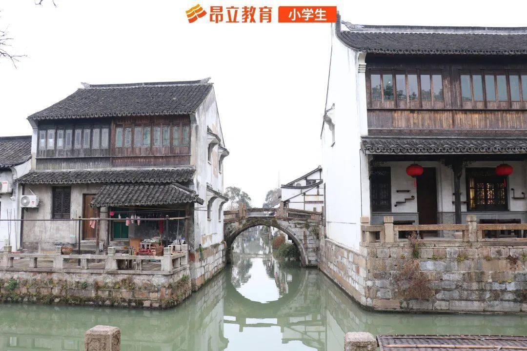 学校附近的人穿着很凉快，会不会影响孩子的心理健康呢？